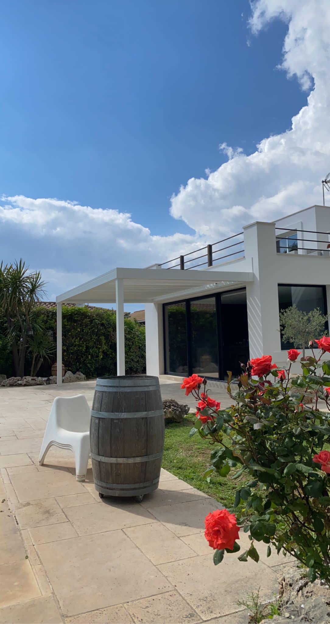 Pergola bioclimatique avec toit plat