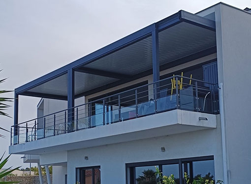 Pergola bioclimatique sur balcon