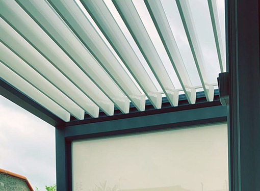 Pergola bioclimatique lames ouvertes