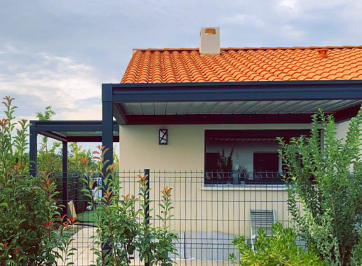 Pergola bioclimatique avec toit plat