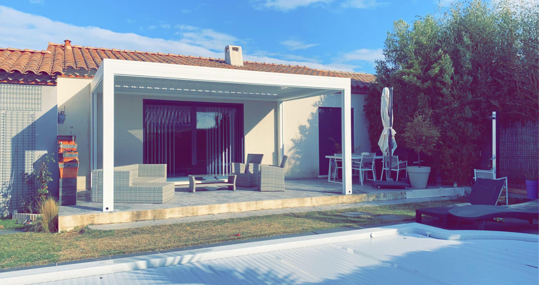 Pergola bioclimatique avec toit plat