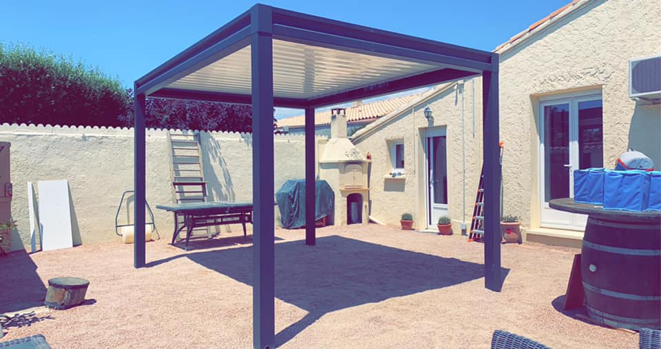 Pergola bioclimatique avec toit plat