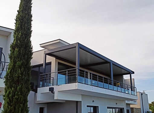 Pergola bioclimatique sur balcon